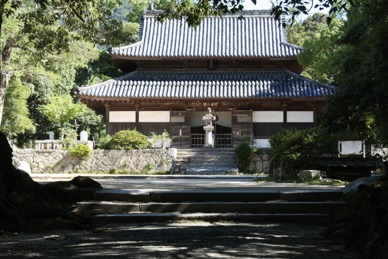 中には日本に3つしかない戒壇があります