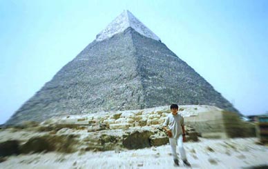 �M�U�̎O��s���~�b�h�̈�J�t�����̃s���~�b�h�̎ʐ^�ł��B