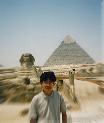 �M�U�̎O��s���~�b�h�̈�J�t�����̃s���~�b�h�ƃX�t�B���N�X�̎ʐ^�ł��B