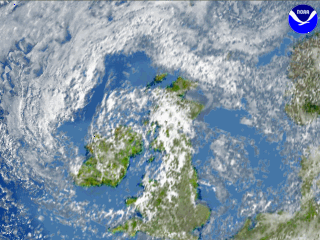 イギリス上空の低気圧による時計回りの雲