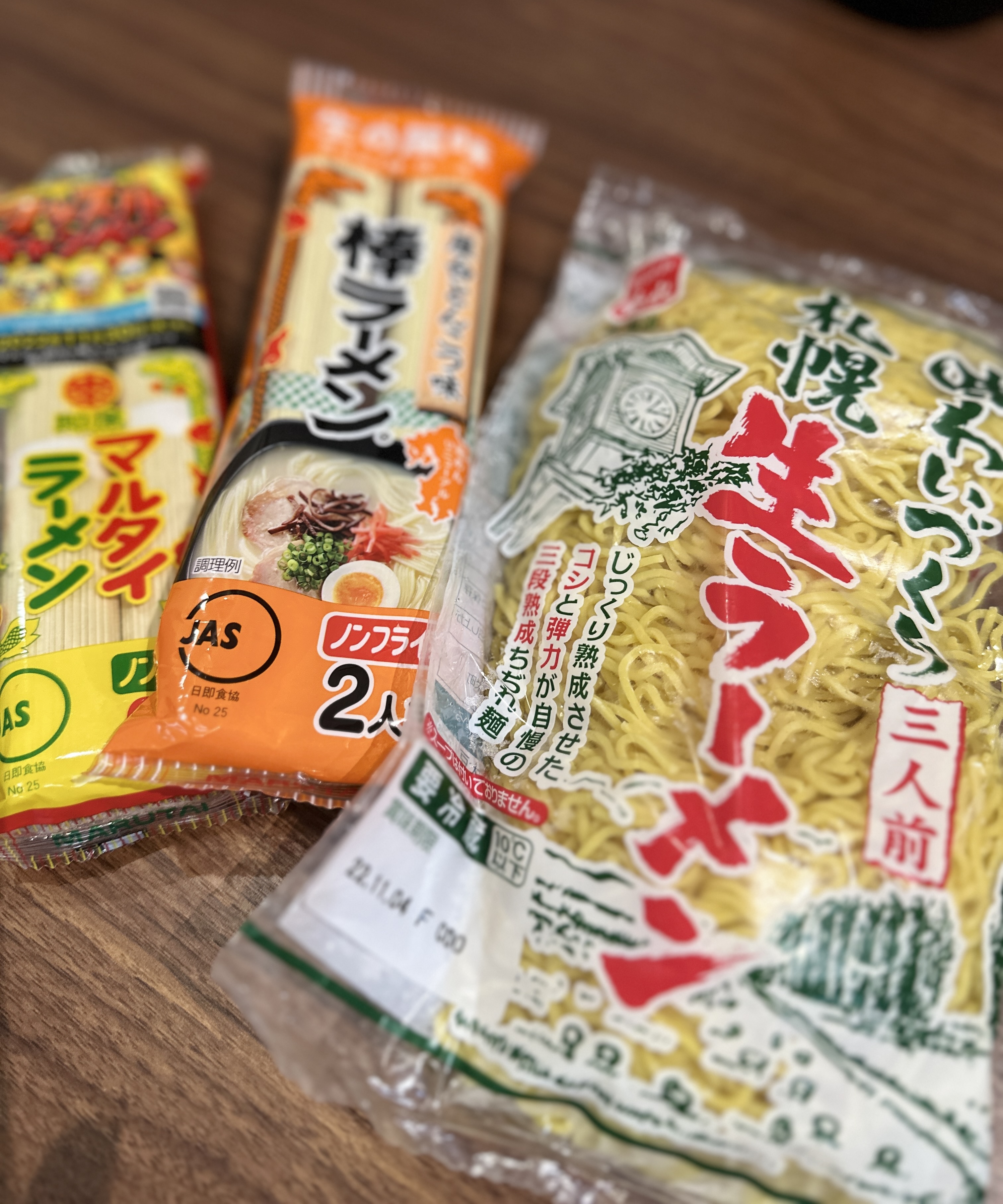 麺を茹でる画像