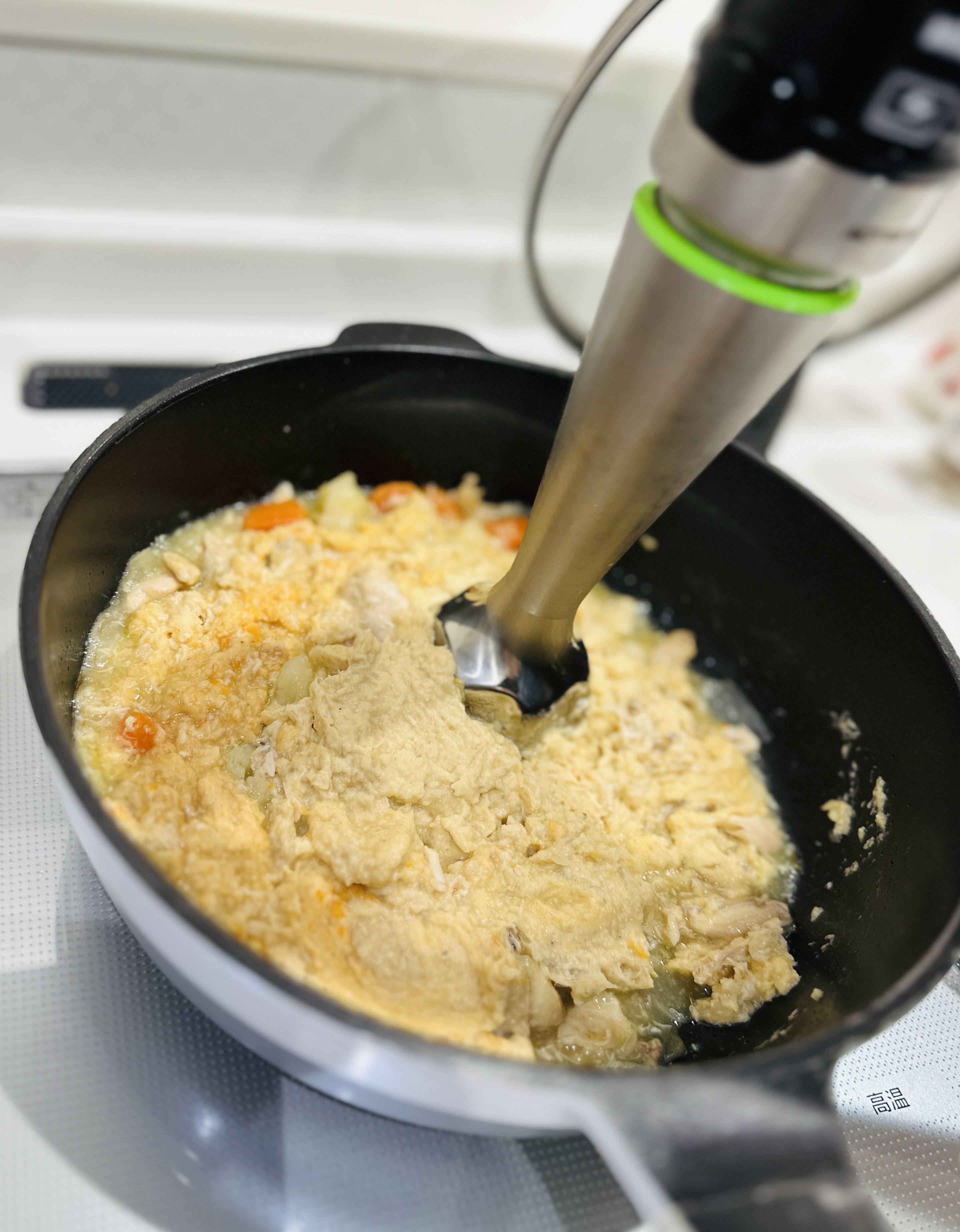 かき混ぜている画像