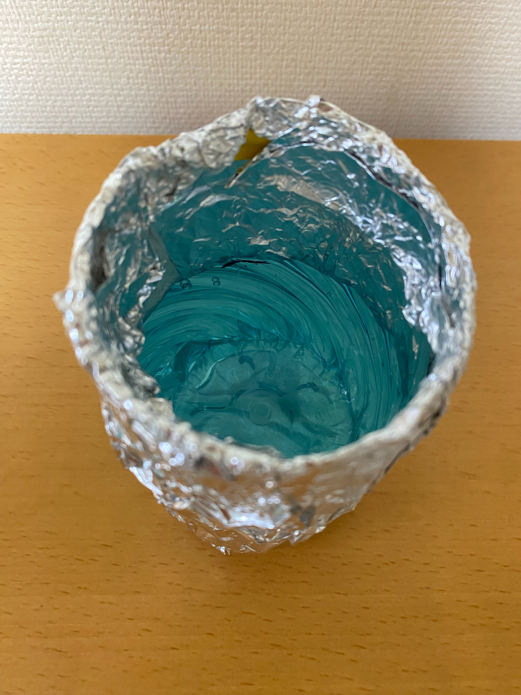 アルミホイルをペットボトルに巻き付ける