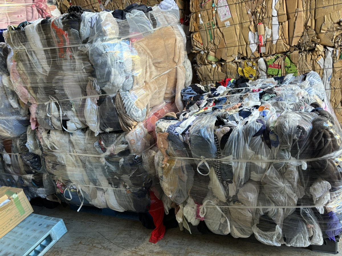 プレス機で圧縮された衣類