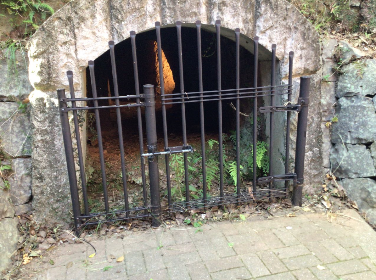 現在も山里小学校にある防空壕