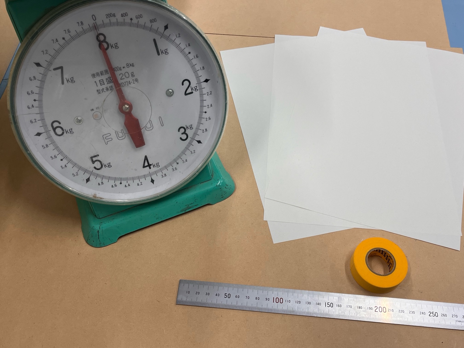 A4紙、はかり、テープ、定規