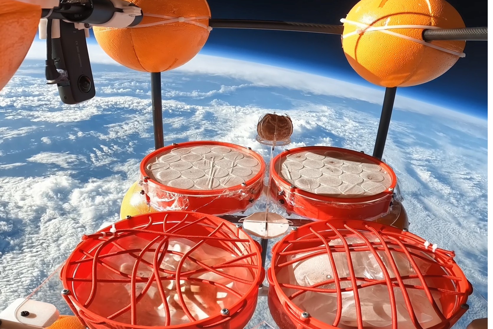 成層圏に機体を飛ばした写真