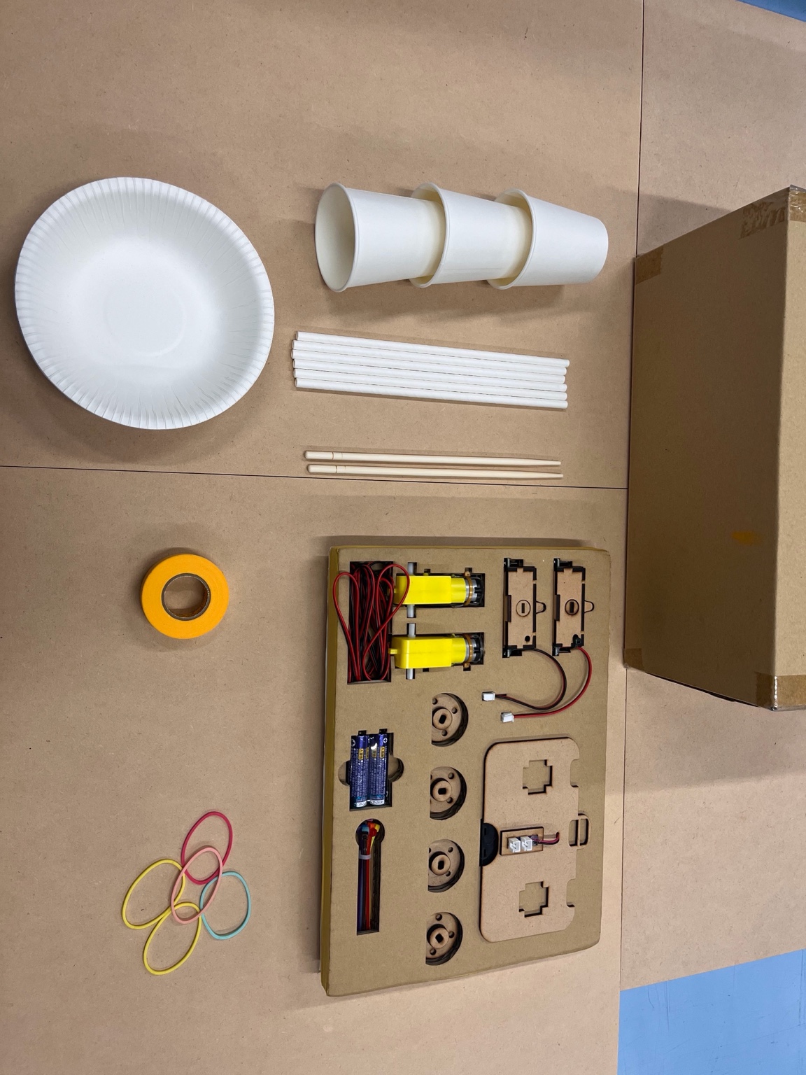 材料の例：ロボコンキット、テープ、ストロー、ダンボール、結束バンド